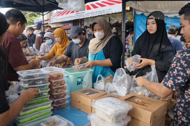 
 Ramadhan Berburu Takjil di Sungai Raya Gerakkan Ekonomi Rakyat dan Pererat Kebersamaan Warga