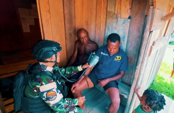 
 Lebih dari Sekadar Menjaga Keamanan, Satgas Yon Parako 466 Pasgat Hadirkan Pelayanan Kesehatan di Pelosok Papua