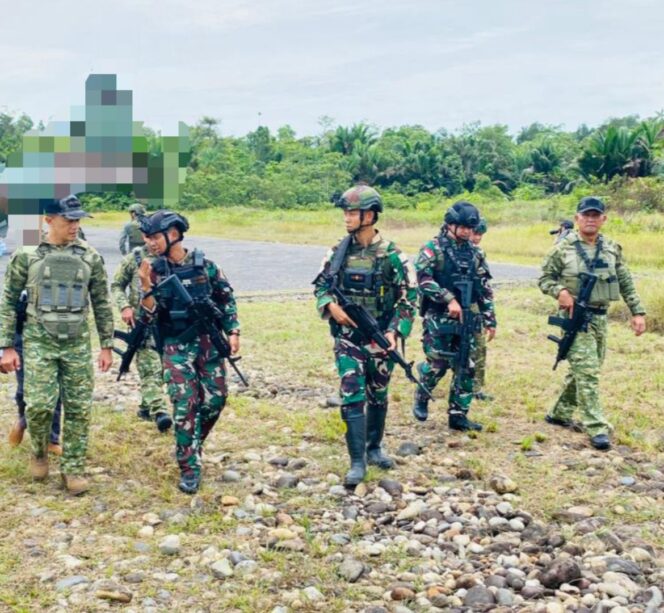 
 Satgas Yon Parako 466 Pasgat Kawal Pangkogabwilhan III dan Pangkodau III Tinjau Masyarakat di Distrik Manggelum