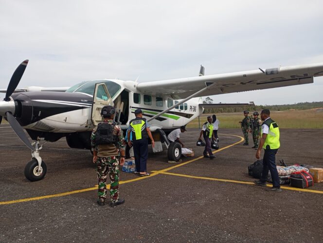 
 Bandara Bomakia Mulai Operasional Kembali Setelah Ditutup, Satgas Yon Parako 466 Pasgat Bantu Kendalikan