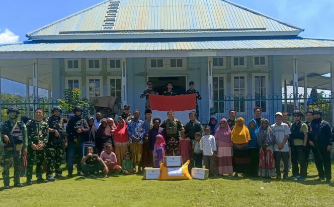 
 Satgas Yon Parako 466 Pasgat Bantu Warga Lakukan Pembersihan Tempat Ibadah di Kab Jayawijaya
