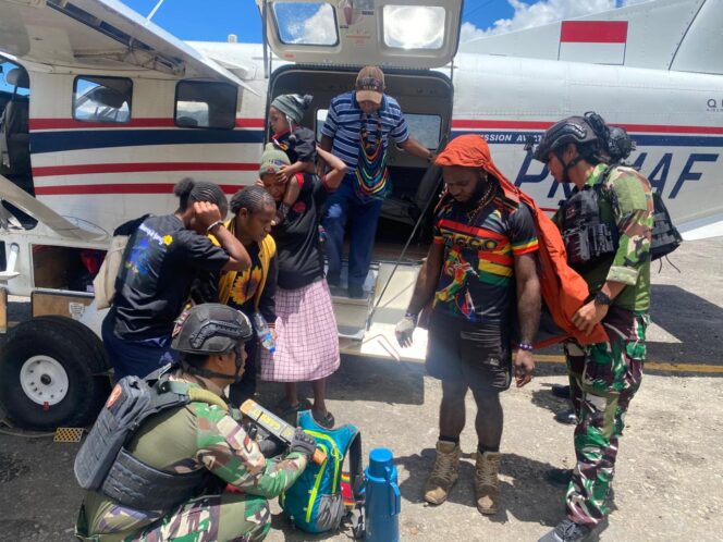 
 Satgas Yon Parako 466 Pasgat Terus Lakukan Operasional Ketat di Berbagai Lapangan Terbang Perintis Papua