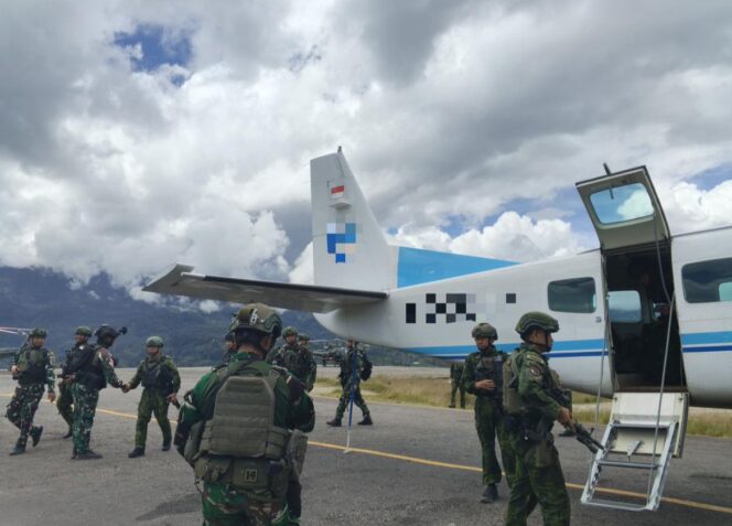 
 Kunjungi Pos Satgas Yon Parako 466 Pasgat di Distrik Sinak Kab. Puncak, Pangkoops TNI Bangkitkan Semangat Moril Prajurit