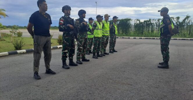 
 Sinergi Jaga Obyek Vital Udara, Satgas Yon Parako 466 Pasgat Laksanakan Pengamanan Bandara Secara Humanis