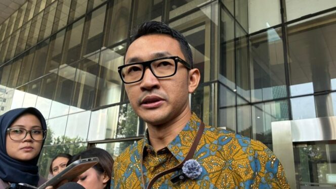 
 Geledah Kantor Kemenag, KPK Bawa 3 Koper Barang Bukti