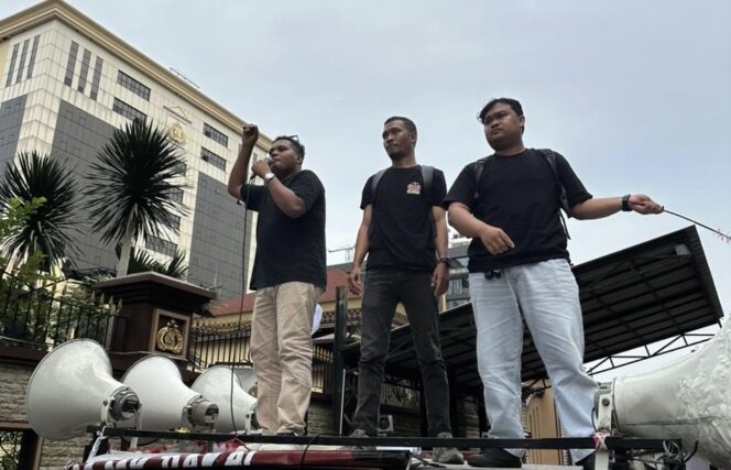
 Movenesia Desak Presiden Copot Kapolri