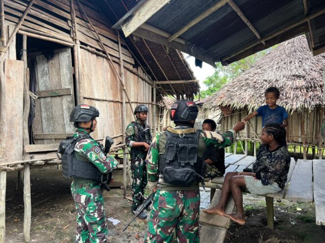 
 Satgas Yon Parako 466 Pasgat Jalankan Tugas Ganda: Operasikan Lapter Aboy Sembari Berbagi Kasih di Pedalaman Papua