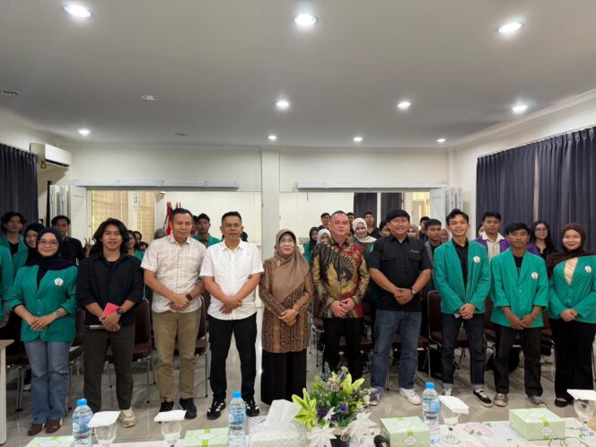 
 “Demokrasi Sedang Diuji”, BEM Universitas OSO Pontianak Gelar Dialog Publik Libatkan KPU, Bawaslu, dan DPRD