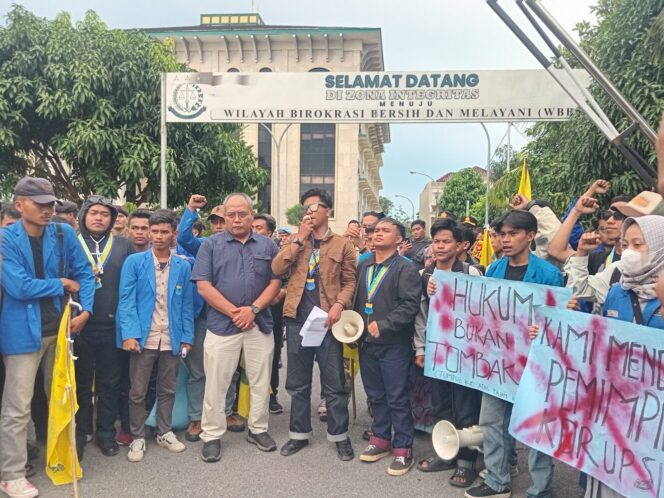 
 KPK Dinilai Lamban, Mahasiswa PMII Demo di Kejati Kalbar, Desak Pengambilalihan Dugaan Kasus Yang Menyeret Gubernur Kalbar