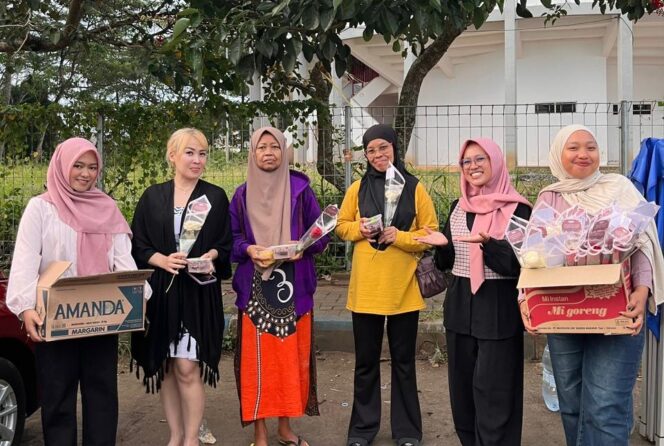 
 Peringati Hari Ibu, Sarinah DPC GMNI Kabupaten Malang Bagikan Bunga dan Kue di Stadion Kanjuruhan