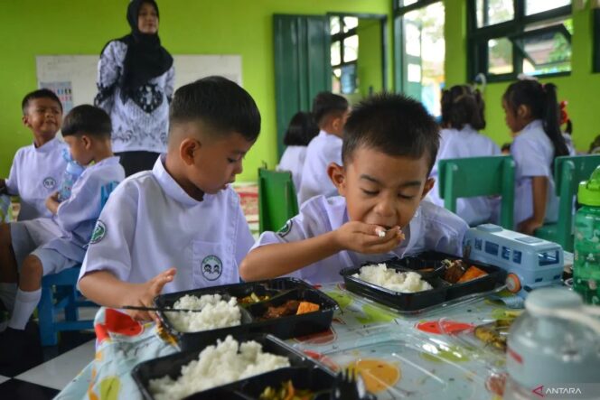 
 Program Makan Bergizi Gratis (MBG): Strategi Nasional Peningkatan Status Gizi dan Kualitas Pendidikan Menuju Indonesia Emas 2045