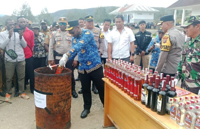 
 Satgas Yon Parako 466 Pasgat Hadiri Apel Sinergitas di Paniai