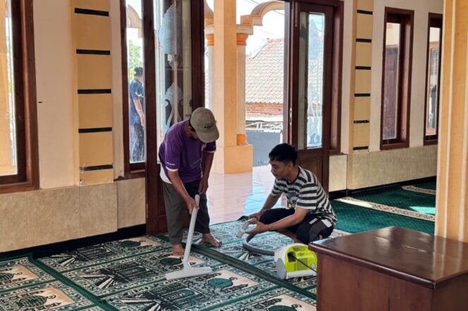 
 KKN-T Kelompok 09 Desa Bambang Gelar Kegiatan Bersih-Bersih Masjid dan Musolla Menjelang Iduladha