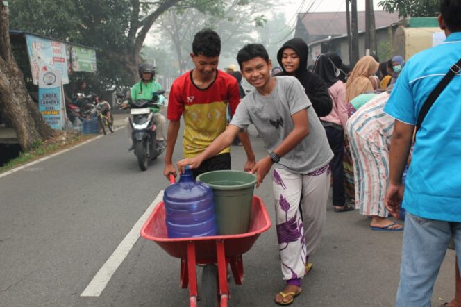 
 Senyum Bahagia Warga Suka Mulia, KNPI Bersama Pemerintah Kota Pontianak Salurkan Air Bersih. Foto/Istimewa