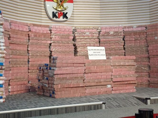 
 KPK Pamerkan Uang Rampasan Rp300 Miliar dalam Kasus Investasi Fiktif PT Taspen